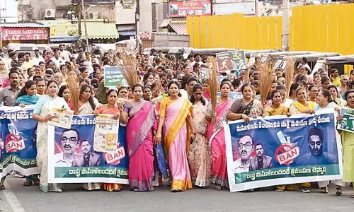 Andhra : महिलाओं की दुनिया उथल-पुथल में है
