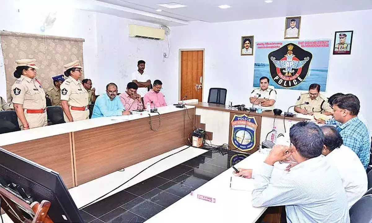 Andhra: 80 पुलिस कर्मियों का तबादला Andhra: 80 पुलिस कर्मियों का तबादला