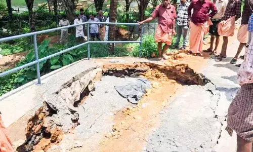 पानी छोड़ा गया; अथिकायम कोचुपल्लम की संपर्क सड़क ढह गई पानी छोड़ा गया; अथिकायम कोचुपल्लम की संपर्क सड़क ढह गई