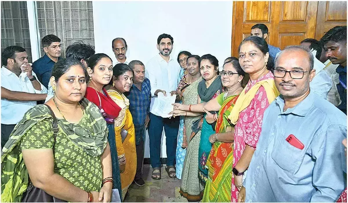 Andhra: लोग लोकेश के पास अपनी शिकायतें लेकर पहुंचे