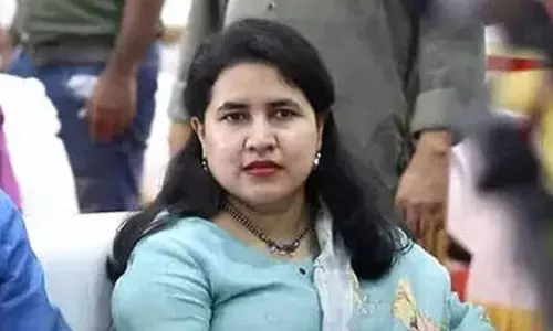 Kerala: सीएम की बेटी होने के कारण मुझे निशाना बनाया जा रहा है — महिला का बयान Kerala: सीएम की बेटी होने के कारण मुझे निशाना बनाया जा रहा है — महिला का बयान
