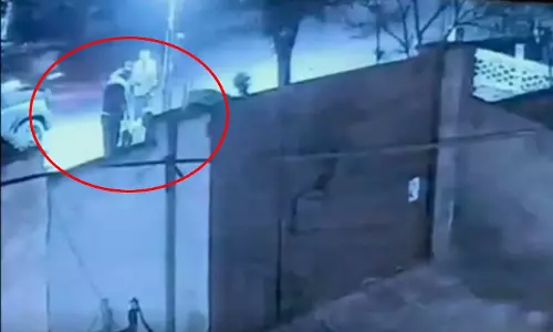 OMG! CCTV कैमरे में ये क्या कैद हो गया OMG! CCTV कैमरे में ये क्या कैद हो गया