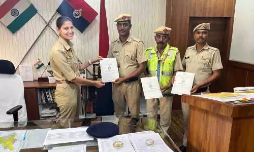 Panchkula पुलिस ने सादे कपड़ों में DCP का कराया शराब टेस्ट, किया सम्मानित Panchkula पुलिस ने सादे कपड़ों में DCP का कराया शराब टेस्ट, किया सम्मानित