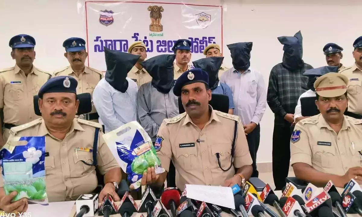 Telangana: 22 क्विंटल नकली कपास के बीज जब्त, 6 गिरफ्तार Telangana: 22 क्विंटल नकली कपास के बीज जब्त, 6 गिरफ्तार
