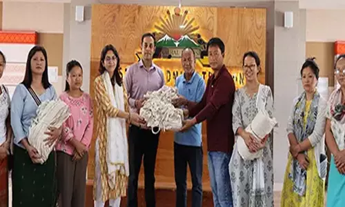 डीसी ने बाजार समितियों को कपड़े के थैले सौंपे डीसी ने बाजार समितियों को कपड़े के थैले सौंपे