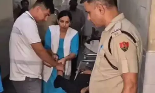 जमीन विवाद में पति ने पत्नी और बेटी पर चाकू से किया हमला, गिरफ्तार