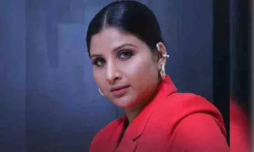 Chevella रिसॉर्ट में गायक मंगली की जन्मदिन पार्टी पर शराब और नशीली दवाओं के उल्लंघन का आरोप Chevella रिसॉर्ट में गायक मंगली की जन्मदिन पार्टी पर शराब और नशीली दवाओं के उल्लंघन का आरोप