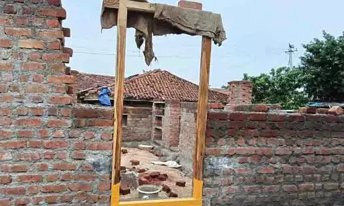 Indiramma आवास सूची से नाम गायब होने पर व्यक्ति ने की आत्महत्या की कोशिश Indiramma आवास सूची से नाम गायब होने पर व्यक्ति ने की आत्महत्या की कोशिश