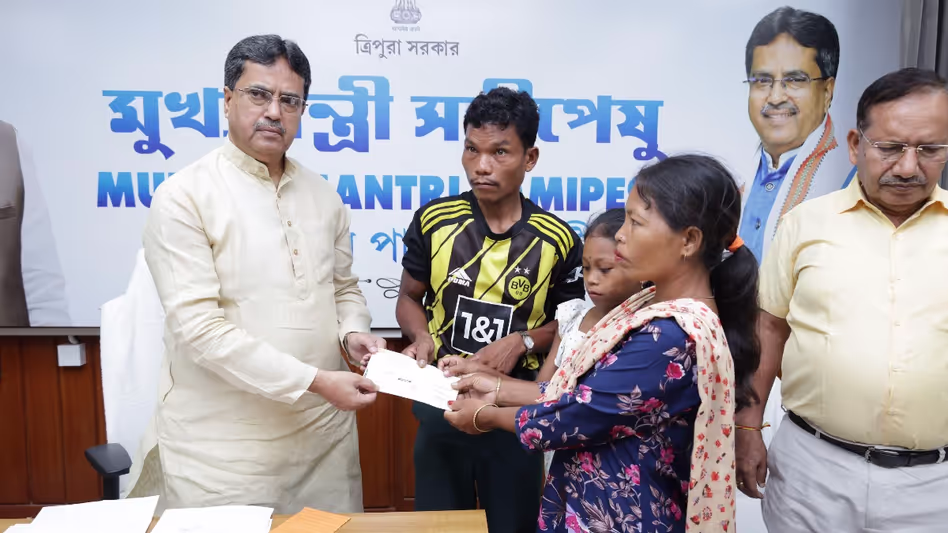 Tripura के मुख्यमंत्री ने डूबने से मरने वाले सात परिवारों को वित्तीय सहायता प्रदान की Tripura के मुख्यमंत्री ने डूबने से मरने वाले सात परिवारों को वित्तीय सहायता प्रदान की