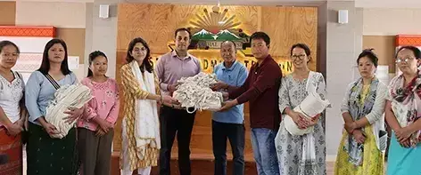 Arunachal: डीसी ने मार्केट कमेटियों को सौंपे कपड़े के थैले Arunachal: डीसी ने मार्केट कमेटियों को सौंपे कपड़े के थैले
