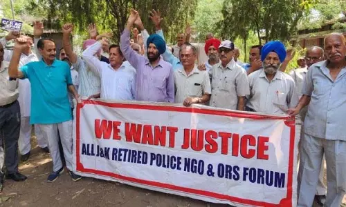 Jammu: सेवानिवृत्त पुलिस-अग्निशमन सेवा कर्मियों ने वेतन विसंगति के खिलाफ प्रदर्शन किया Jammu: सेवानिवृत्त पुलिस-अग्निशमन सेवा कर्मियों ने वेतन विसंगति के खिलाफ प्रदर्शन किया
