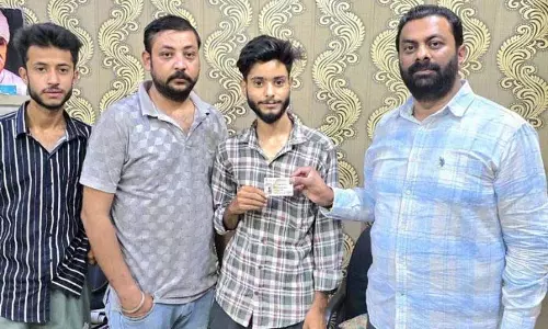Jammu: केशव चोपड़ा ने स्थानीय लोगों को आवश्यक पहचान पत्र वितरित किए