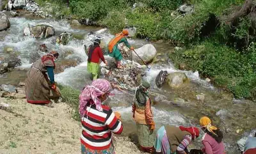Dhauladhar की नाजुक सुंदरता पर्यटकों के कचरे से ग्रसित Dhauladhar की नाजुक सुंदरता पर्यटकों के कचरे से ग्रसित