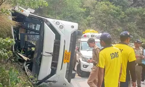 तेज मोड़ और खराब सड़क बनी हादसे की वजह, बस में थे 35 यात्री तेज मोड़ और खराब सड़क बनी हादसे की वजह, बस में थे 35 यात्री