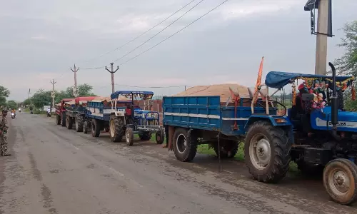 Chaibasa: एसडीओ ने बालू लदे आठ ट्रैक्टर किए जब्त, पुलिस को सौंपा Chaibasa: एसडीओ ने बालू लदे आठ ट्रैक्टर किए जब्त, पुलिस को सौंपा