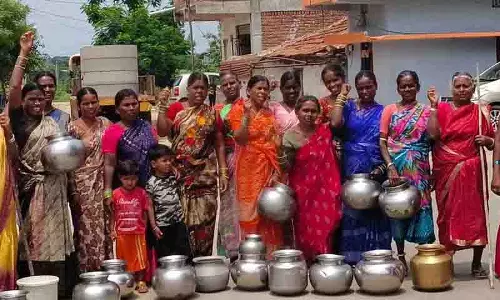 Siddipet में दो महीने से चल रहे पेयजल संकट को लेकर महिलाओं ने किया प्रदर्शन