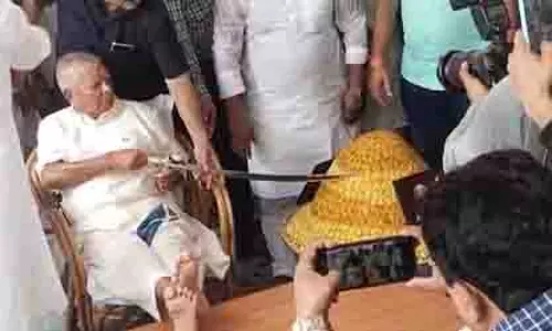 जन्मदिन के केक पर Lalu Yadav की तलवार कटने से राजनीतिक जुबानी जंग शुरू जन्मदिन के केक पर Lalu Yadav की तलवार कटने से राजनीतिक जुबानी जंग शुरू