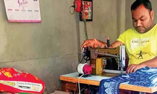 हीरो इंद्रजीत दोनों पैरों के सुन्न होने के बावजूद जिंदगी की जंग लड़ रहा है