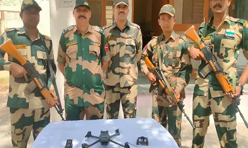 BSF ने पंजाब सीमा पर मादक पदार्थ तस्करी की कोशिश नाकाम की, हेरोइन जब्त BSF ने पंजाब सीमा पर मादक पदार्थ तस्करी की कोशिश नाकाम की, हेरोइन जब्त