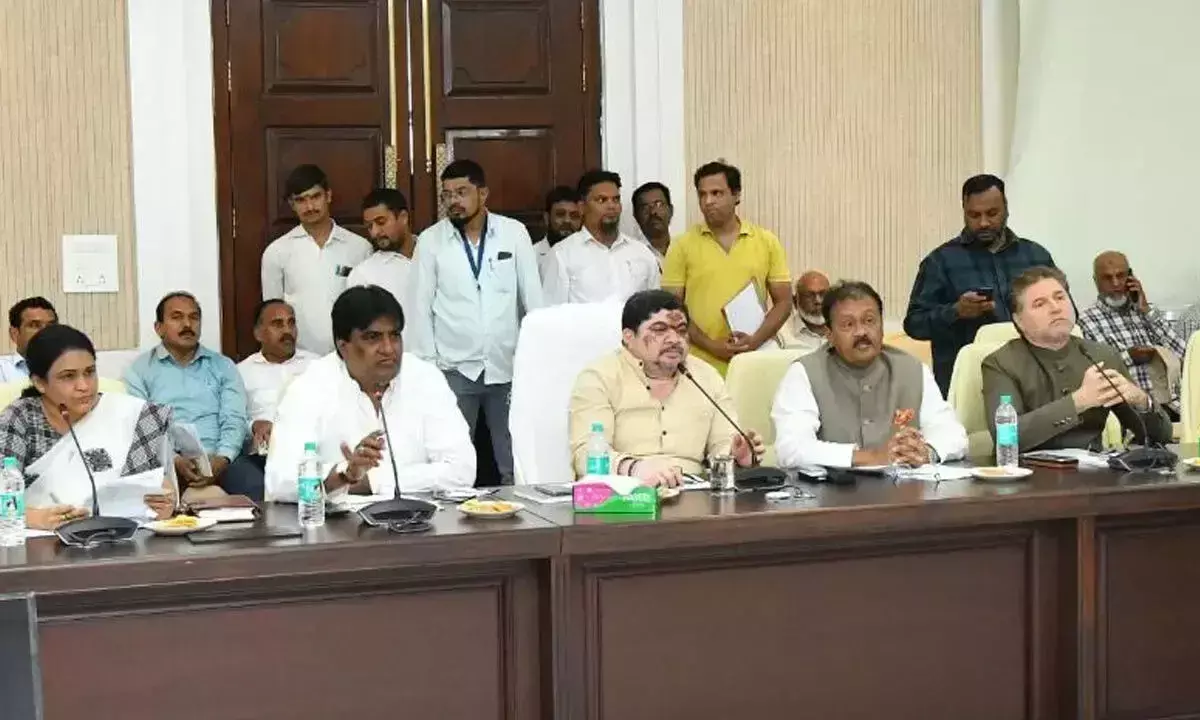 पोन्नम प्रभाकर ने मोहर्रम की तैयारियों का निरीक्षण किया पोन्नम प्रभाकर ने मोहर्रम की तैयारियों का निरीक्षण किया