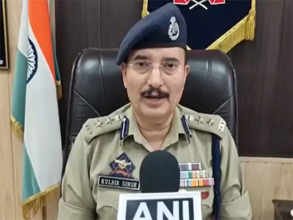 J-K police ने सीमा पार आतंकवाद फैलाने वाले आतंकवादी की संपत्ति जब्त की J-K police ने सीमा पार आतंकवाद फैलाने वाले आतंकवादी की संपत्ति जब्त की