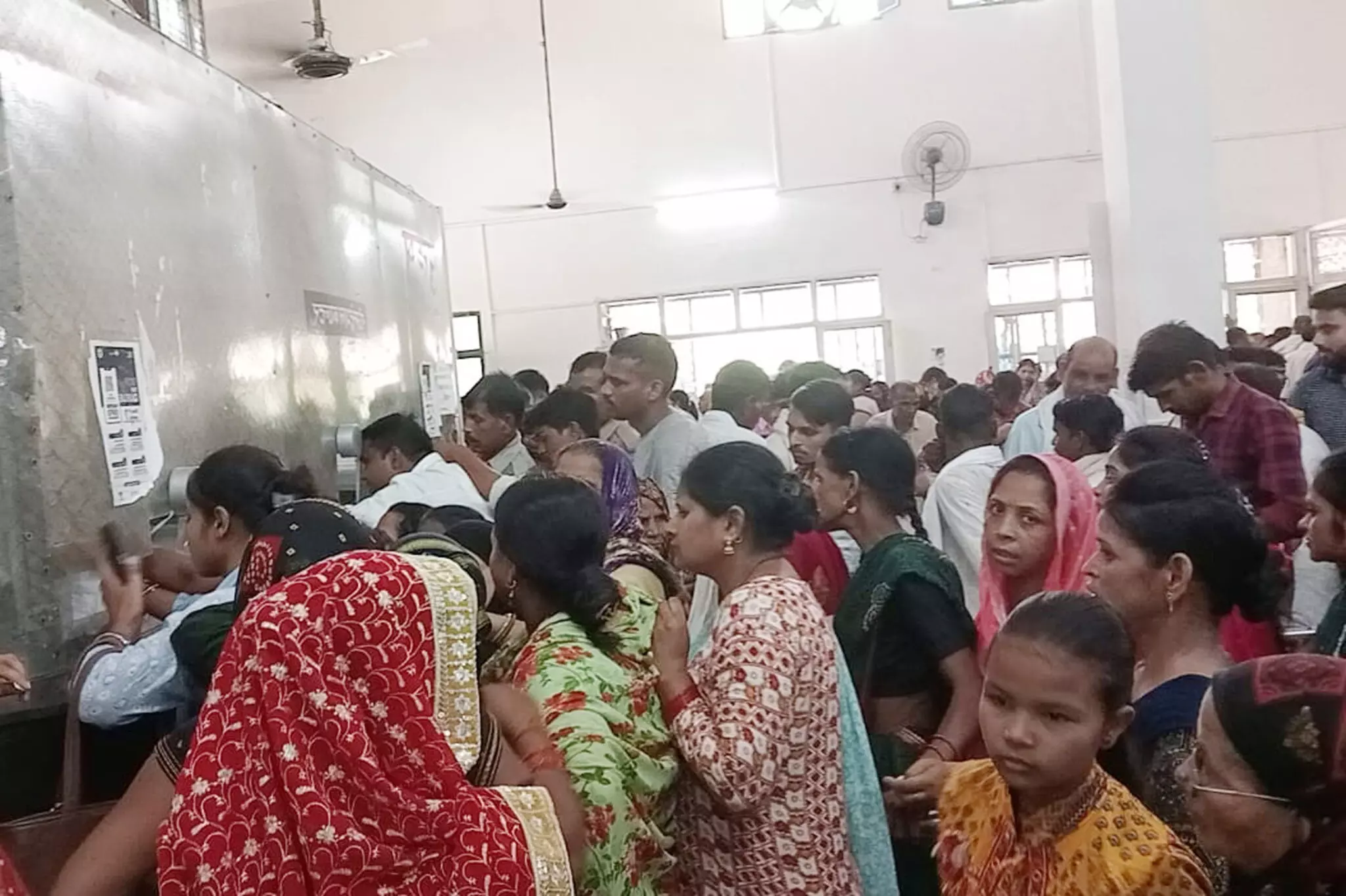 Farrukhabad: चिकित्सक के गायब रहने से इमरजेंसी वार्ड में अव्यवस्था फैली Farrukhabad: चिकित्सक के गायब रहने से इमरजेंसी वार्ड में अव्यवस्था फैली