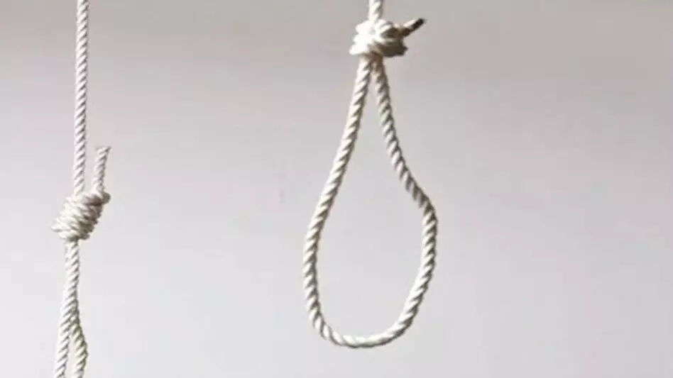 Kaimganj: फांसी के फंदे पर झूलती महिला का शव मिला, परिजनों में कोहराम Kaimganj: फांसी के फंदे पर झूलती महिला का शव मिला, परिजनों में कोहराम
