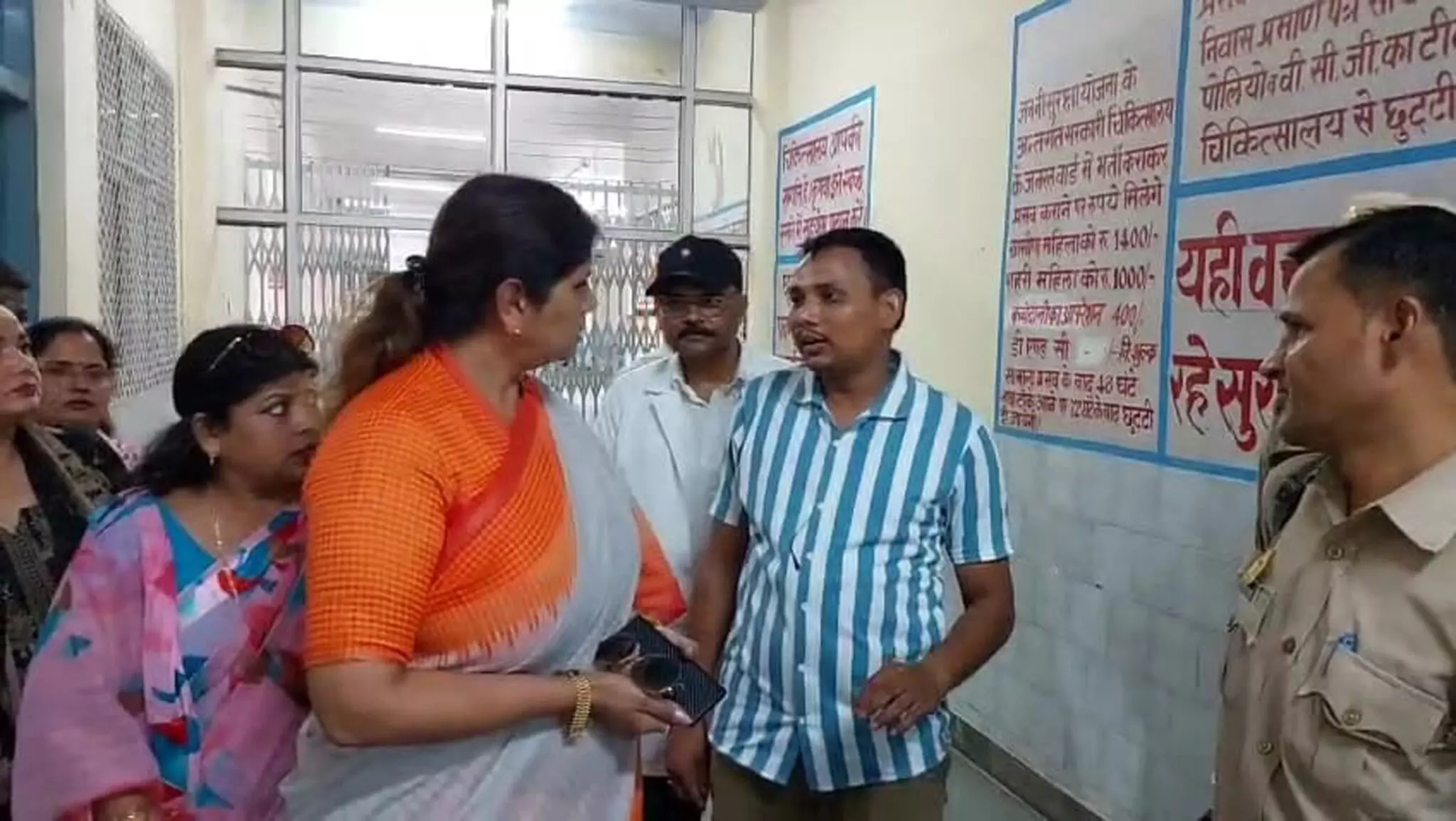 Farrukhabad: लोहिया महिला अस्पताल की बदइंतजामी देख महिला आयोग की अध्यक्ष ने जताया रोष Farrukhabad: लोहिया महिला अस्पताल की बदइंतजामी देख महिला आयोग की अध्यक्ष ने जताया रोष