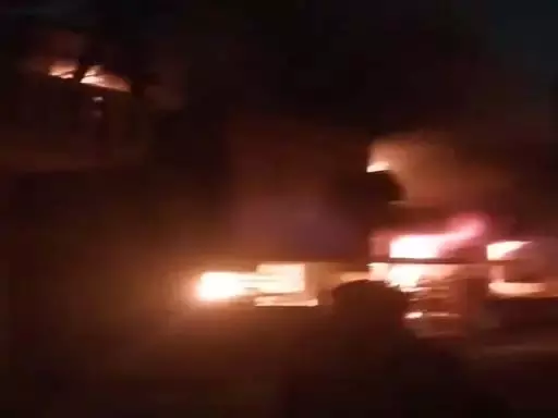 केमिकल गोदाम में भीषण आग, सामान लोडिंग ऑटो जलकर खाक केमिकल गोदाम में भीषण आग, सामान लोडिंग ऑटो जलकर खाक