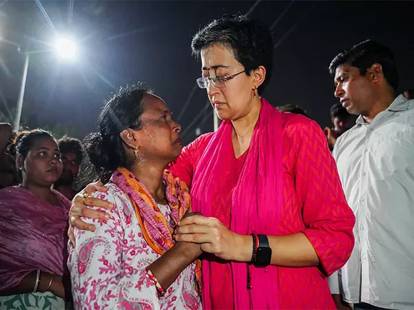 दक्षिण दिल्ली के भूमिहीन कैंप में तोड़फोड़ अभियान के एक दिन बाद AAP ने कहा- कई परिवारों के पास सोने के लिए जगह नहीं है दक्षिण दिल्ली के भूमिहीन कैंप में तोड़फोड़ अभियान के एक दिन बाद AAP ने कहा- कई परिवारों के पास सोने के लिए जगह नहीं है