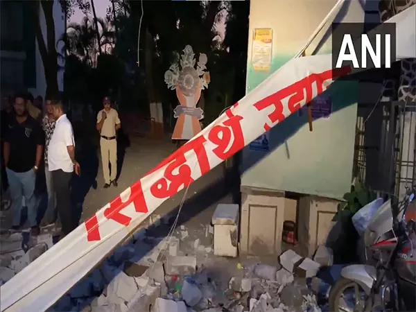 Maharashtra: तेज हवा के कारण इमारत ढहने से दो लोगों की मौत Maharashtra: तेज हवा के कारण इमारत ढहने से दो लोगों की मौत