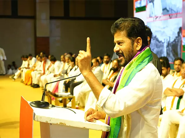 तेलंगाना के दुश्मन: कालेश्वरम परियोजना पर मचे बवाल के बीच रेवंत रेड्डी ने KCR परिवार पर निशाना साधा तेलंगाना के दुश्मन: कालेश्वरम परियोजना पर मचे बवाल के बीच रेवंत रेड्डी ने KCR परिवार पर निशाना साधा
