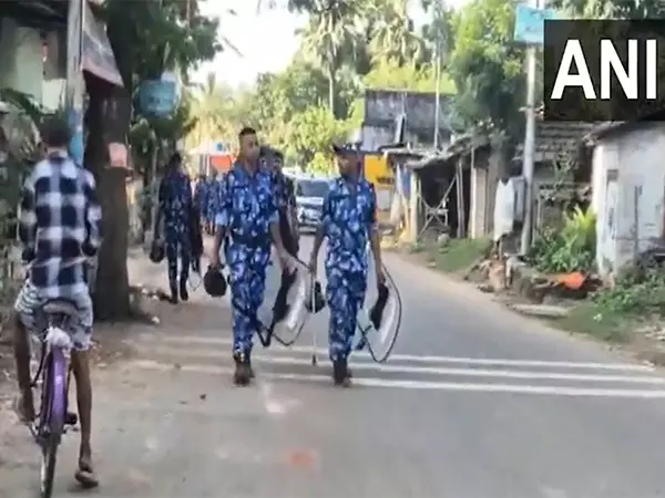 Police और उपद्रवियों के बीच झड़प के बाद दक्षिण 24 परगना में सुरक्षा कड़ी कर दी गई Police और उपद्रवियों के बीच झड़प के बाद दक्षिण 24 परगना में सुरक्षा कड़ी कर दी गई