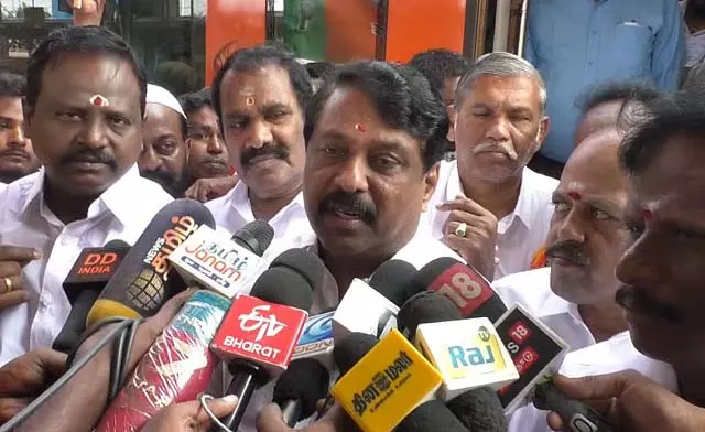 DMK MLA ने ओसी के रूप में महिलाओं की आलोचना की: नैनार ने निंदा की DMK MLA ने ओसी के रूप में महिलाओं की आलोचना की: नैनार ने निंदा की