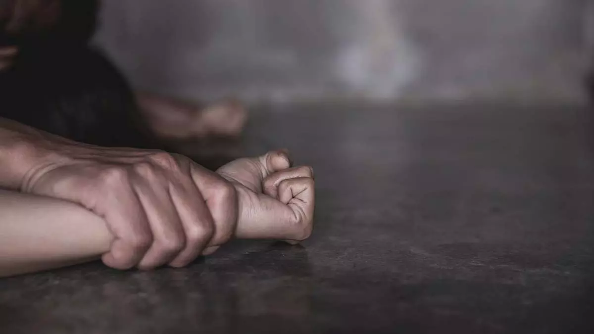 Mumbai : 17 वर्षीय लड़के पर 16 वर्षीय मुलुंड कॉलेज छात्रा से बलात्कार और उसे गर्भवती करने का मामला दर्ज Mumbai : 17 वर्षीय लड़के पर 16 वर्षीय मुलुंड कॉलेज छात्रा से बलात्कार और उसे गर्भवती करने का मामला दर्ज