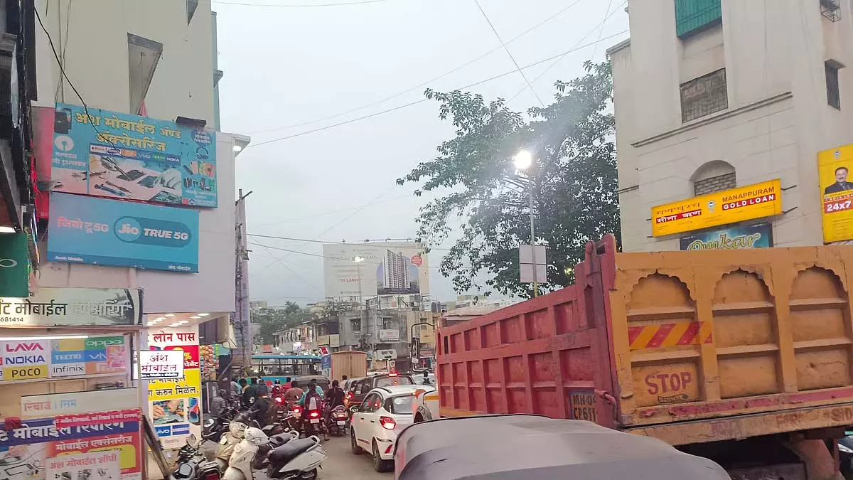 Pune : कटराज के दत्ता नगर चौक पर रोजाना ट्रैफिक जाम, 1 किलोमीटर की दूरी तय करने में लग रहे 15 मिनट Pune : कटराज के दत्ता नगर चौक पर रोजाना ट्रैफिक जाम, 1 किलोमीटर की दूरी तय करने में लग रहे 15 मिनट