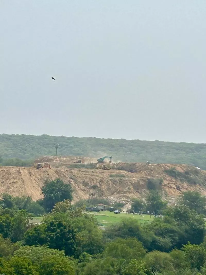 DLF परियोजना से अरावली में आक्रोश, कार्यकर्ताओं ने मंत्री के घर के बाहर किया प्रदर्शन DLF परियोजना से अरावली में आक्रोश, कार्यकर्ताओं ने मंत्री के घर के बाहर किया प्रदर्शन