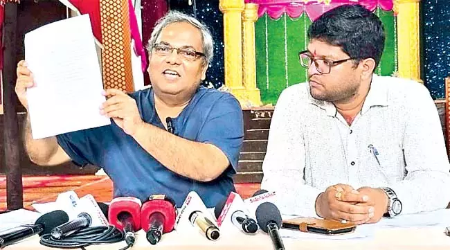 Odisha : क्रिकेट पिच के नाम पर लाखों रुपए की लूट Odisha : क्रिकेट पिच के नाम पर लाखों रुपए की लूट