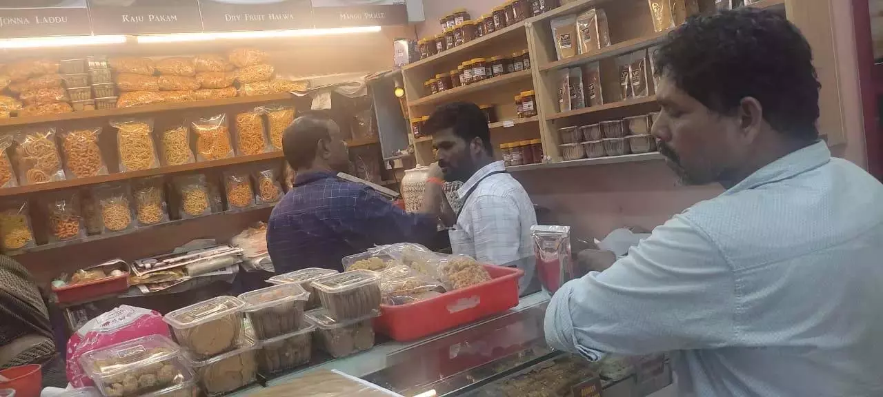 GHMC ने शहर की मिठाई की दुकानों में खराब स्वच्छता को चिन्हित किया GHMC ने शहर की मिठाई की दुकानों में खराब स्वच्छता को चिन्हित किया