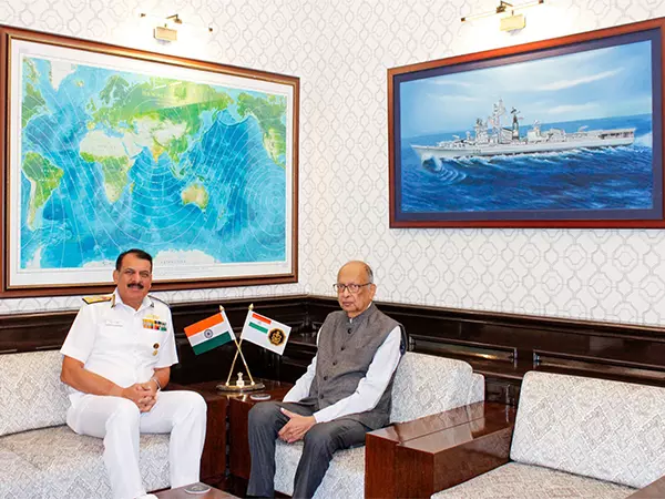 Navy Chief एडमिरल त्रिपाठी ने वायरलेस तकनीक के अग्रणी पॉलराज से मुलाकात की Navy Chief एडमिरल त्रिपाठी ने वायरलेस तकनीक के अग्रणी पॉलराज से मुलाकात की