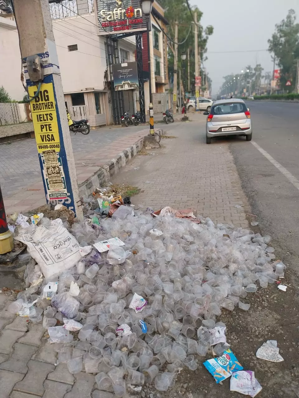 Haryana : सड़क पर छबीलों के बाद छोड़े गए प्लास्टिक के गिलास हरित कार्यकर्ताओं, एमसी के लिए चिंता का विषय Haryana : सड़क पर छबीलों के बाद छोड़े गए प्लास्टिक के गिलास हरित कार्यकर्ताओं, एमसी के लिए चिंता का विषय