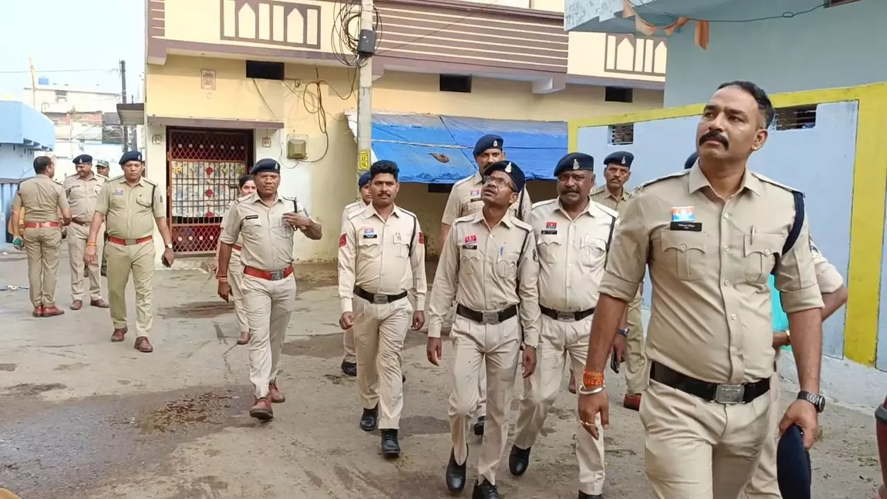 दुर्ग पुलिस की रेड, 35 संदिग्ध लोगों के फिंगर प्रिंट लिए दुर्ग पुलिस की रेड, 35 संदिग्ध लोगों के फिंगर प्रिंट लिए