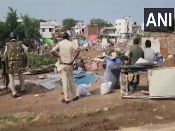 Khandwa में अतिक्रमण विरोधी अभियान में 100 अवैध मकान ढहाए गए Khandwa में अतिक्रमण विरोधी अभियान में 100 अवैध मकान ढहाए गए