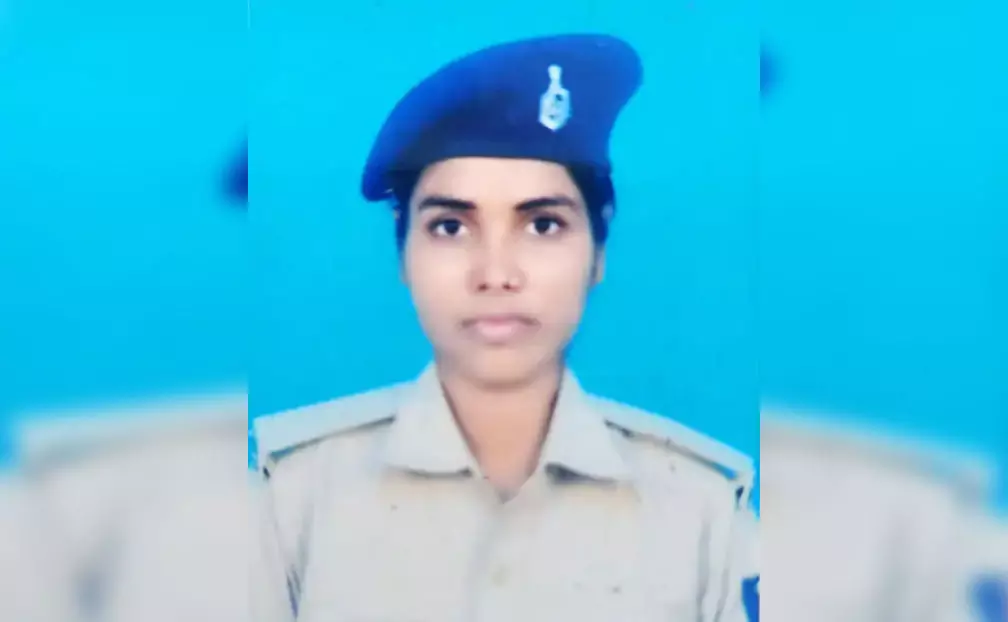 तेज रफ्तार एसयूवी की टक्कर से महिला पुलिसकर्मी की मौत, दो अन्य गंभीर रूप से घायल तेज रफ्तार एसयूवी की टक्कर से महिला पुलिसकर्मी की मौत, दो अन्य गंभीर रूप से घायल