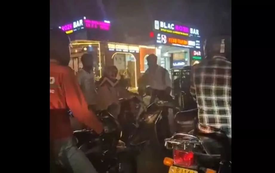 हाई वोल्टेज ड्रामा VIDEO, सड़क पर हक्के-बक्के रह गए लोग हाई वोल्टेज ड्रामा VIDEO, सड़क पर हक्के-बक्के रह गए लोग