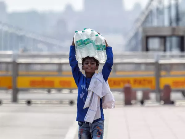 Delhi में भीषण गर्मी जारी, शहर के कई हिस्सों में 43 डिग्री सेल्सियस से अधिक तापमान दर्ज किया गया Delhi में भीषण गर्मी जारी, शहर के कई हिस्सों में 43 डिग्री सेल्सियस से अधिक तापमान दर्ज किया गया