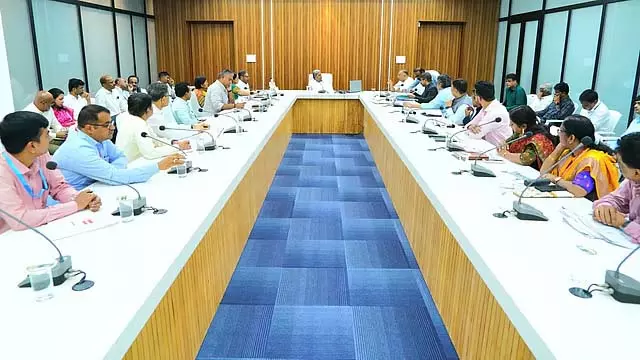 CM ने चेतावनी दी : कोविड जांच के नाम पर अधिक शुल्क लिया तो उचित कार्रवाई की जाएगी CM ने चेतावनी दी : कोविड जांच के नाम पर अधिक शुल्क लिया तो उचित कार्रवाई की जाएगी