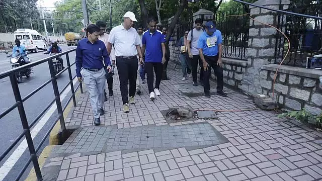 BBMP ने अधिकारियों को अनाधिकृत इमारतों की पहचान कर उन्हें तुरंत हटाने का निर्देश दिया BBMP ने अधिकारियों को अनाधिकृत इमारतों की पहचान कर उन्हें तुरंत हटाने का निर्देश दिया