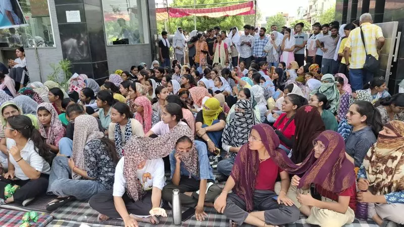 Haryana : एचएयू रजिस्ट्रार और सुरक्षा अधिकारी पर छात्रों पर हमला करने का मामला दर्ज Haryana : एचएयू रजिस्ट्रार और सुरक्षा अधिकारी पर छात्रों पर हमला करने का मामला दर्ज