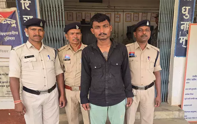 पुलिस कस्टडी से भागा आरोपी अरेस्ट, छिपा हुआ था जंगल में पुलिस कस्टडी से भागा आरोपी अरेस्ट, छिपा हुआ था जंगल में